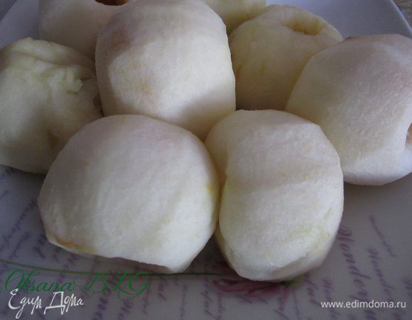 Яблоки должны слегка размягчиться.