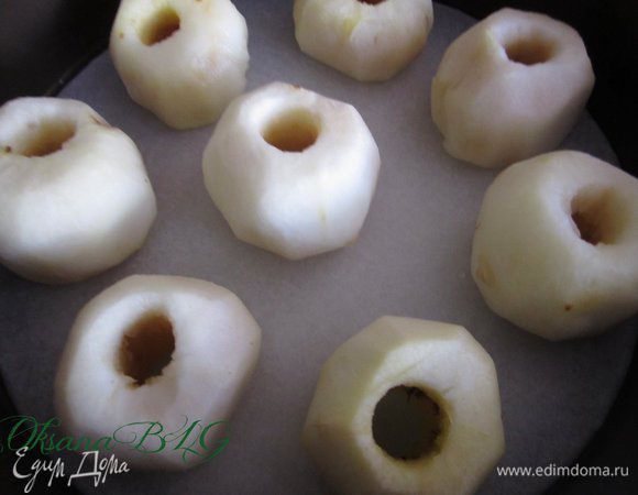 Яблоки выложите в форму на небольшом расстоянии друг от друга.