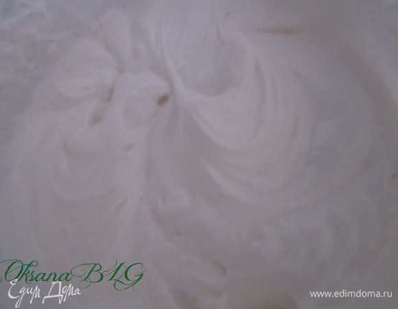 Сделайте тесто для бисквита. Желтки отделите от белков. Белки взбейте в густую пену, добавьте сахар и взбивайте до устойчивых пиков.