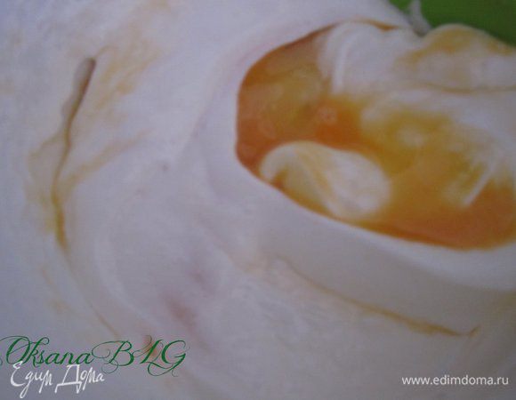 Введите желтки, аккуратно перемешайте.