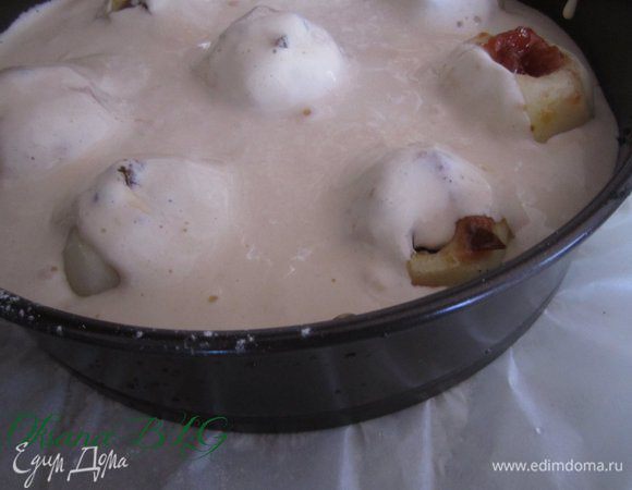 Залейте тестом яблоки.