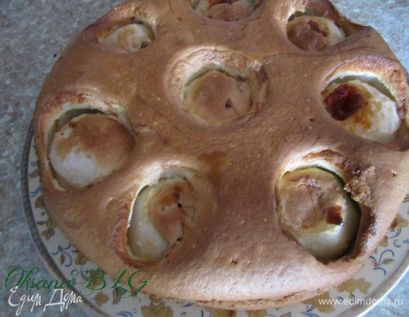 После выпечки пирог охладите в форме, затем переверните и аккуратно выложите на блюдо. 