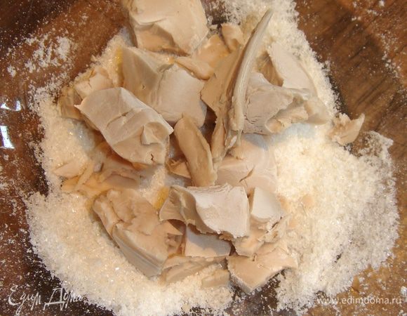 Чайную ложку муки и весь сахар смешать в небольшой миске и развести чуть тёплой водой. Поставить на 5 минут в тёплое место.
