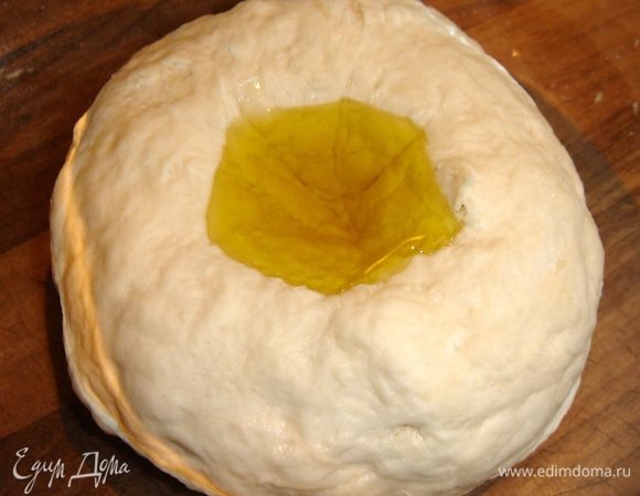 В отдельную миску просеять муку и смешать её с солью.Добавить в муку вспененные дрожжи. Замесить тесто. В конце замеса добавить 2 ст.л. оливкового масла и опять вымесить тесто.Уложить тесто в глубокую миску,накрыть её тёплым, влажным полотенцем (или пищевой плёнкой) и убрать на 30 минут в тёплое место. 