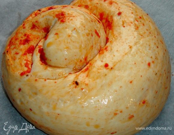 Свернуть тесто в рулет,а рулет-в "улитку". Переложить фоккачу на присыпанный мукой противень, накрыть полотенцем и отставить для расстойки на 30 минут. Затем смазать хлеб смесью оливкового масла и пеперонаты и выпекать при t 250*С 5-7 минут. Снизить температуру до 220*С и выпекать хлеб ещё 25 минут или до красивой,золотистой корочки. Готовую фокаччу накрыть полотенцем,остудить и только потом нарезать. Приятного аппетита!
