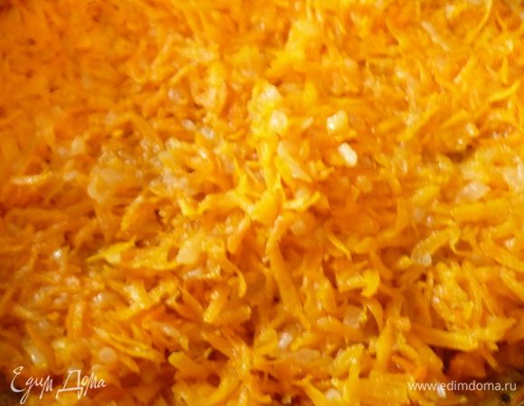 Приготовим фарш: спасеровать лук и морковь на растительном масле до прозрачности,охладить.