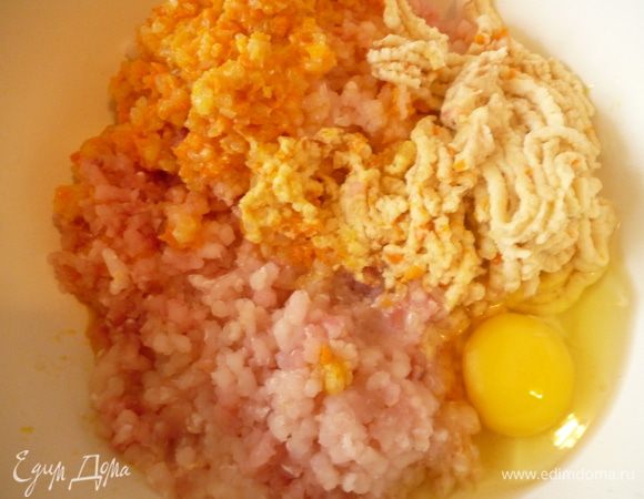 Пропустить через мясорубку рыбное филе и спасерованные лук и морковь, замоченный в молоке белый хлеб. Добавить яйца, посолить и поперчить (я добавляю смесь перцев).