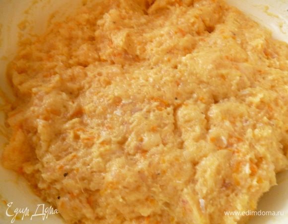 Хорошо перемешать и немного отбить фарш. Поставить в холодильник.