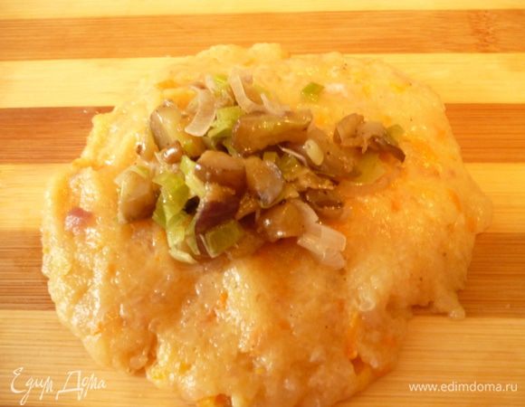 Достаем фарш из холодильника и сформуем зразы: руки смачиваем холодной водой,берем часть фарша,делаем лепешку,выкладываем начинку.