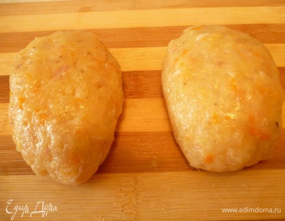 формуем вот такую котлетку,мокрыми руками хорошо сглаживаем поверхность зразы,она будет ровненькая и не будет прилипать к сковородке.