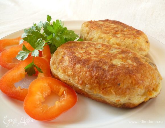 На небольшом огне нагреть сковороду,налить растительное масло,хорошо его прогреть и обжарить зразы сначала с одной стороны до румяного цвета,затем перевернуть,закрыть крышкой и обжарить с другой стороны. Приятного вам аппетита!