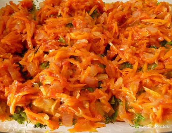 Берем форму для запекания(у меня стеклянная),на дно выкладываем чуть больше половины овощной заправки,затем формуем зразы и выкладываем их  поверх овощей,посыпаем зеленью.Затем выкладываем остальную заправку.Закрываем форму крышкой и отправляем в духовку для запекания.Температура 160-170 градусов.Время запекания 40 минут+ 20 минут на нагрев формы (потому что стеклянную посуду ставим в холодную духовку). Приятного вам аппетита!