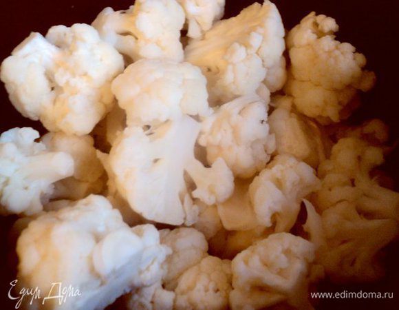 Капусту разобрать на соцветия и отварить в подсоленной воде до полуготовности 2-3 мин.