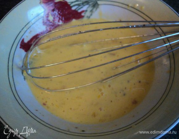 Для кляра взбить яйца с кефиром, добавить перец  по вкусу.