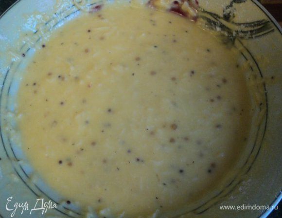 Добавить натертый на мелкой терке сыр, горчицу, соду, муку, соль по вкусу, хорошо перемешать. Тесто по консистенции - как на оладьи.