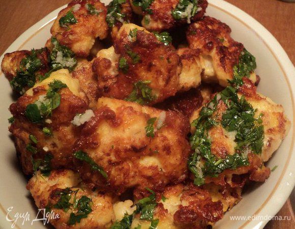 Подготовить чесночный соус: измельчить на чеснокодавке чеснок, добавить к нему 2 ст. ложки растительного масла, 80 г охлажденной кипяченой воды, соль по вкусу, мелко порезанную зелень. Полить соусом обжаренную капусту.