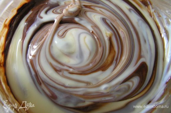 Для шоколадного крема растопить шоколад на водяной бане или в СВЧ, добавить 100 г сливочногое масла, перемешать. Влить половину банки сгущеного молока,