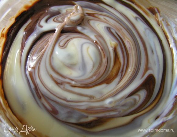 Для шоколадного крема растопить шоколад на водяной бане или в СВЧ, добавить 100 г сливочногое масла, перемешать. Влить половину банки сгущеного молока, 