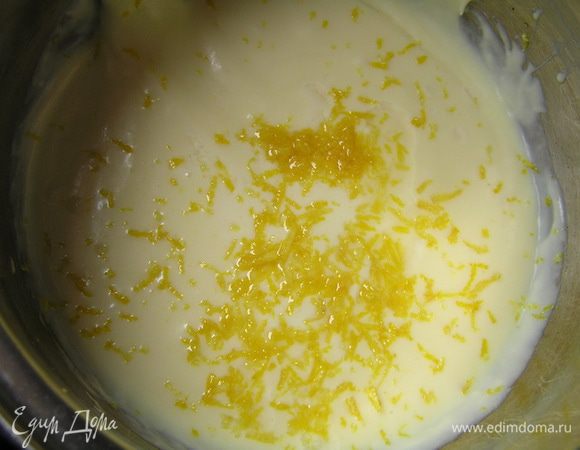 Для лимонного крема с миндалем соединить оставшееся сгущеное молоко со сливочным маслом, добавить цедру и сок лимона,