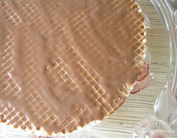 Каждый вафельный корж смазывать по очереди разными кремами,