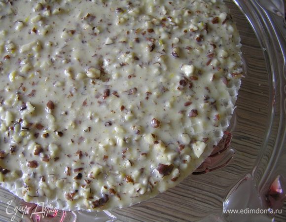 укладывая коржи друг на друга,