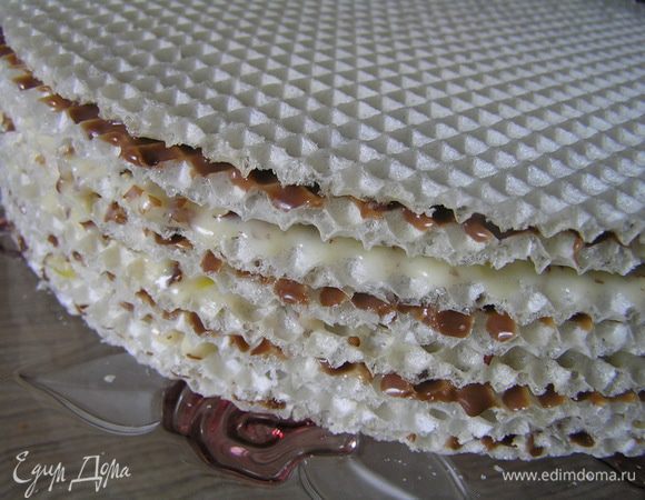 пока не кончатся. Положить на торт груз и убрать в холодильник на 1-2 часа.