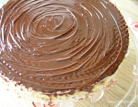 Верхний корж смазать глазурью. Для этого растопить шоколад, добавить сливочное масло, перемешать.