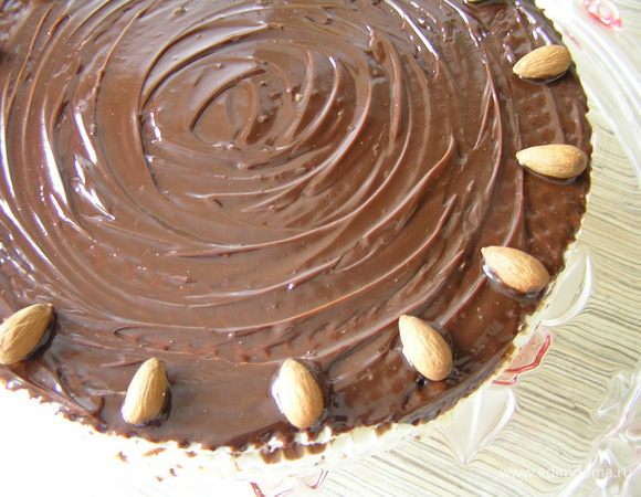 Украсить торт целыми ядрами миндаля и цедрой лимона.