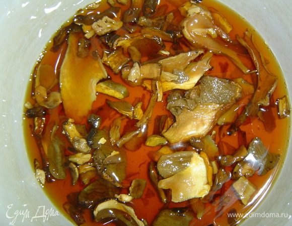 Замачиваем сушеные грибы. Промываем их, а затем отвариваем.