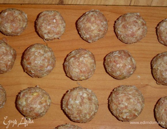 Берем фарш, добавляем специи.Делаем фрикадельки размером с грецкий орех