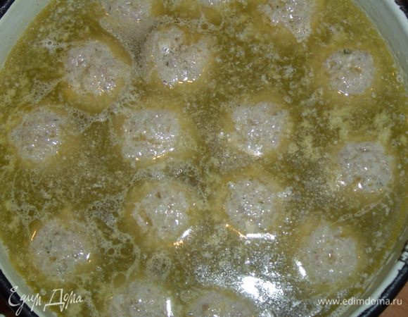 Отвариваем фрикадельки в подсоленной воде.