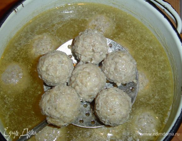 Отваренные фрикадельки помещаем в грибной бульон, в который уже добавлен картофель. Даем прокипеть им 8-10 мин. Добавляем зелень.
