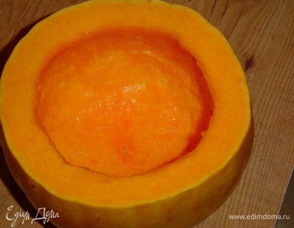 Очистить небольшую тыкву, вынуть содержимое,