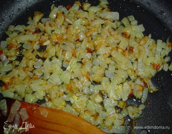 Очистить лук, мелко нарезать и обжарить на растительном масле до золотистого цвета.