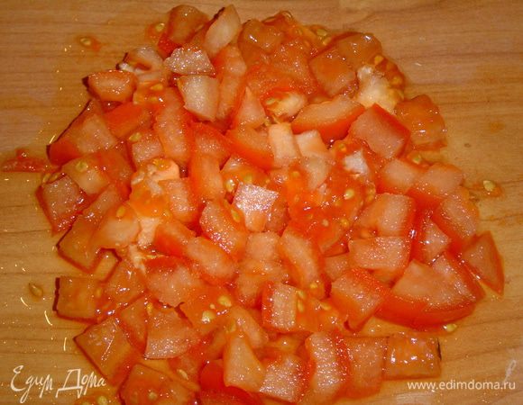 Помидоры нарезать кубиками.