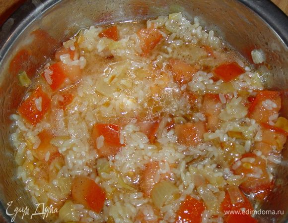 Смешать предварительно замоченный рис, нарезанные помидоры, обжаренный лук, рубленый чеснок, соль и перец,