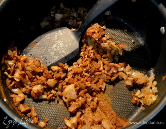 Разогреть в жаровне или на сковороде с тяжелым дном олив.масло.Выложить лук,готовить 5 мин.или до корич. цвета лука. Добавить чеснок и готовить еще минуту. Затем добавить специи и готовить 30 сек. или как специи издадут запах.