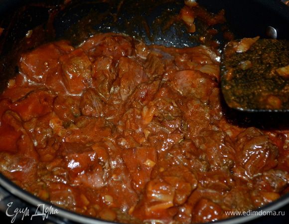 Добавим говядину.И помешивая готовим 7-8 мин.Затем порезанный помидор и томат.пасту с водой.Довести до кипения, убавить огонь,закрыть крышкой и готовить примерно еще 10 мин. или до готовности говядины.