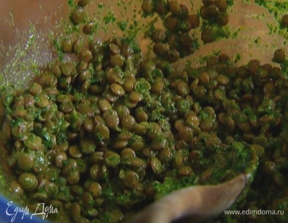 Добавить в горячую чечевицу сальсу верде и перемешать.