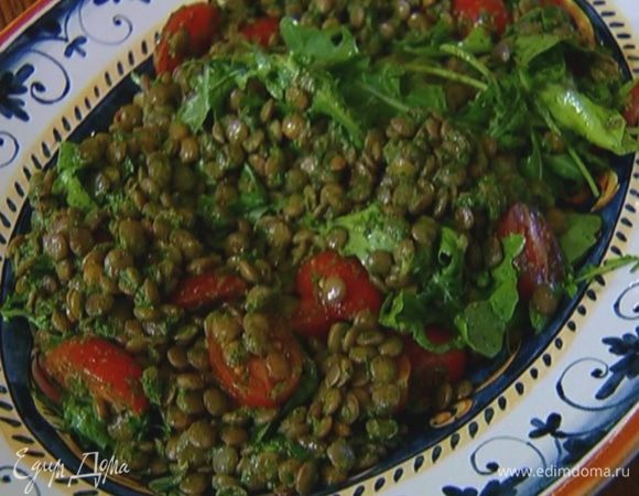 Руколу соединить с помидорами, полить оставшимся оливковым маслом, посолить, поперчить, выложить к чечевице с соусом и все перемешать.