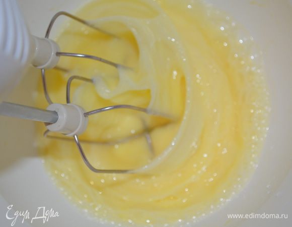 Яйца взбить миксером до пышной массы, постепенно подсыпая сахар и ванильный сахар. 