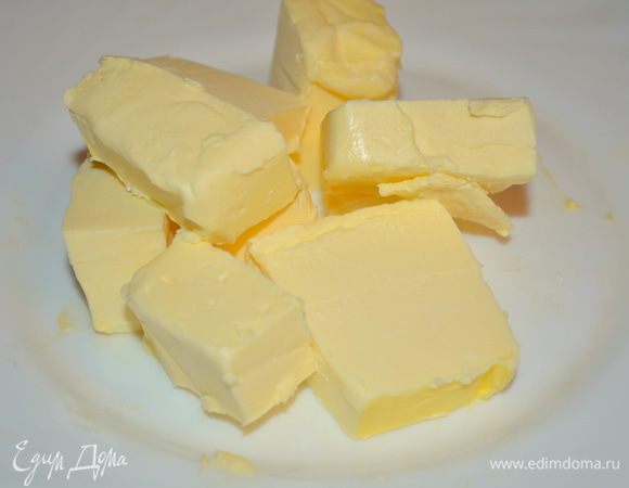 Сливочное масло нарезать на маленькие кубики