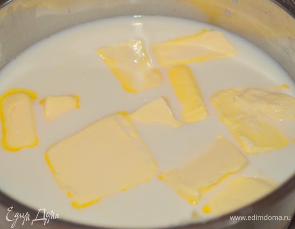 Молоко вылить в ковшик, добавить соль, масло и варить на слабом огне 2 минуты.