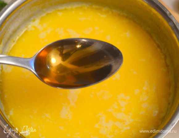 Молоко с маслом остудить и добавит коньяк. 