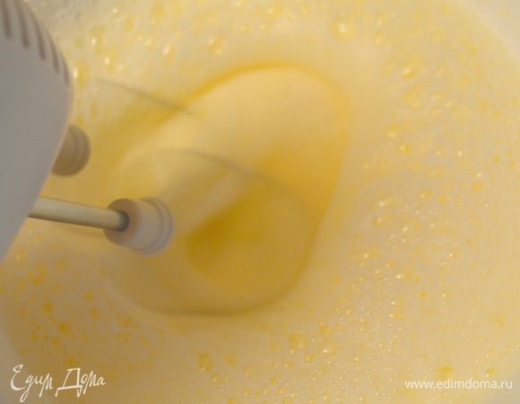 Затем в молоко вводим яичную массу и все взбиваем как следует (около 2 минут), в конце добавляем муку. Дать тесту отдохнуть 10 минут. 