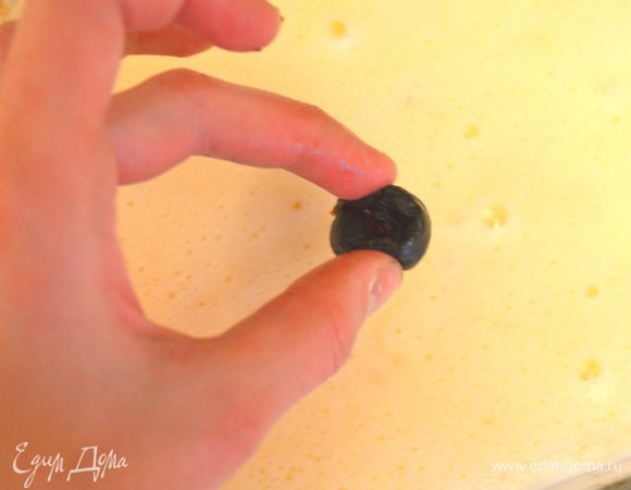 Стеклянную форму для выпечки (уменя 25 на 20 см) смазать сливочным маслом и вылить туда тесто. Сверху выложить чернослив. 