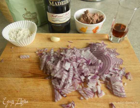 Смешать в миске фарш ,лук, паштет, чеснок, портвейн и муку. Приправить солью и перцем.