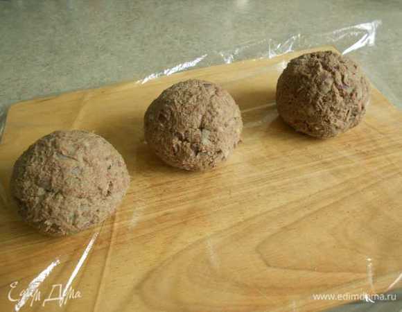 Сделать шесть одинаковых по размеру шаров.