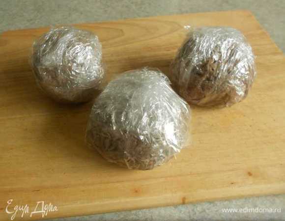 Обернуть их пищевой плёнкой  от "HQC" и убрать в холодильник на 1 час.