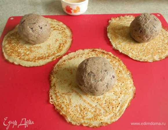 Разложить блинчики и поместить в центр по мясному шарику. Завернуть каждый так, чтобы закрыть мясо со всех сторон. Смазать края блинчиков взбитым яйцом, плотно прижать и смазать ещё и снаружи. Это будет препятствием для вытекания соков и тесто не отсыреет.